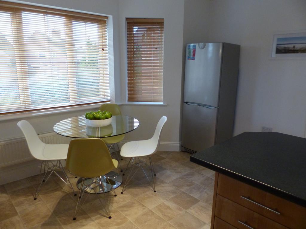 St Raphael House, City Centre Charming Apartments 贝辛斯托克 外观 照片